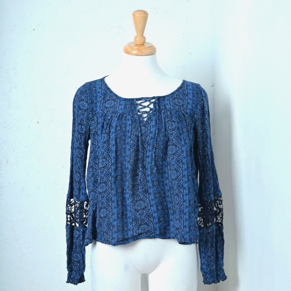Hollister | Blue bohemian pattern with cut out lace sleeves - Picture 1 of 12